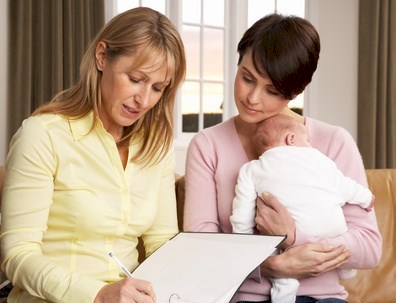 Mother With Newborn Baby Talking With Health Visitor At Home © Monkey Business - Fotolia.com