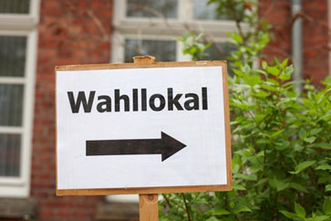 Hinweisschild Wahllokal © Christian Schwier - Fotolia.com