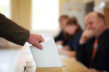 Stimmzettel in Wahlurne © Christian Schwier - Fotolia.com