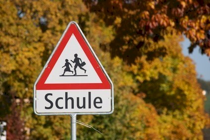 Verkehrsschild Achtung Schule © pahusix - Fotolia.com