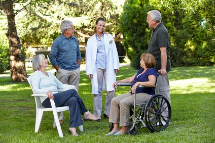 Altenpflegerin mit Gruppe von Senioren © Robert Kneschke - Fotolia.com