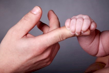 Säugling Kind greift einen Finger © Nick Freund - Fotolia.com