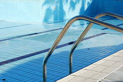 Scaletta di risalita in piscina © francovolpato - Fotolia_22360824_XS.jpg