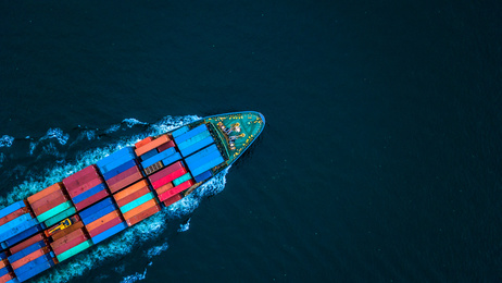 Aerial view from drone, container ship or cargo ship in import export and business logistic. © Kalyakan - Fotolia_173995335_XS.jpg