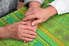 Hand einer Pflegerin und einer alten Seniorin © Gina Sanders - Fotolia_12029204_XS.jpg